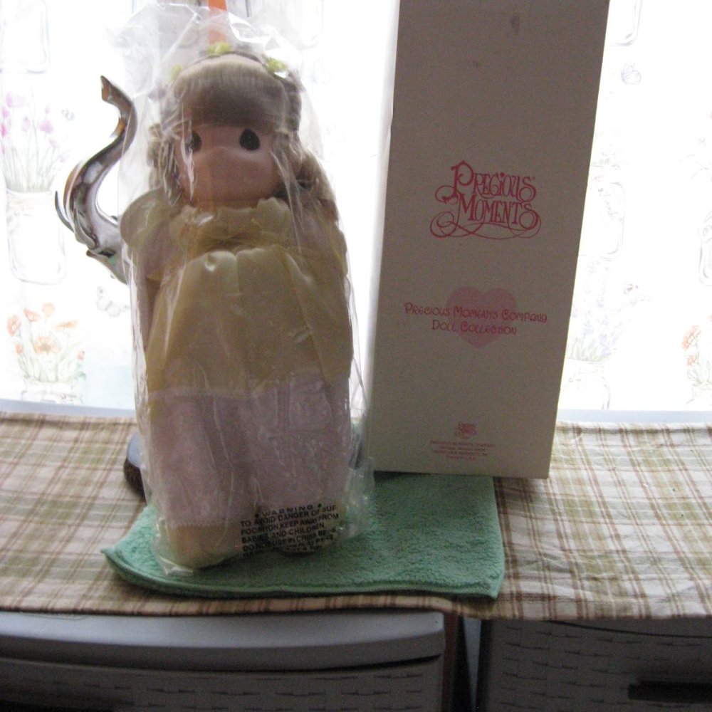 NEW  PRECIOUS MOMENTS 1996 DOLL  NAME HOPE